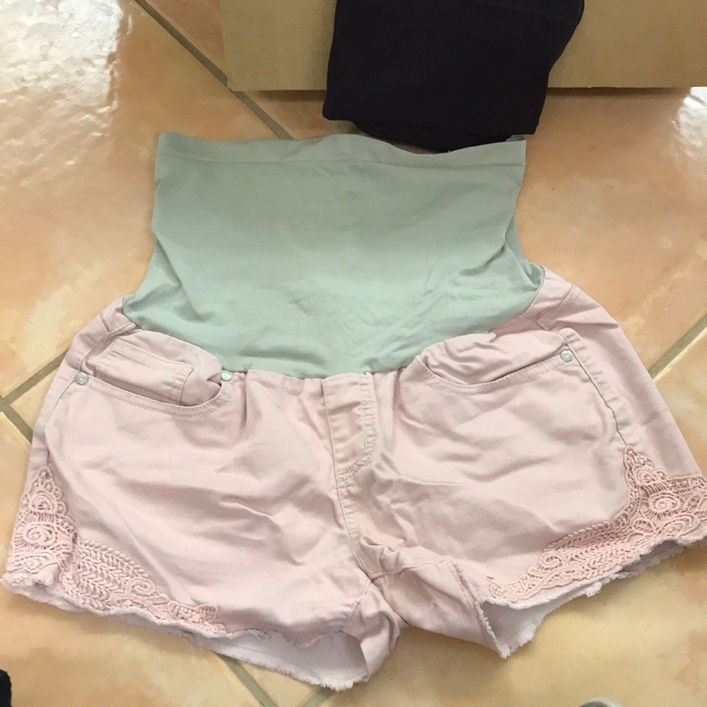 selling these pink maternity shorts i fit in the 2 times never worn again